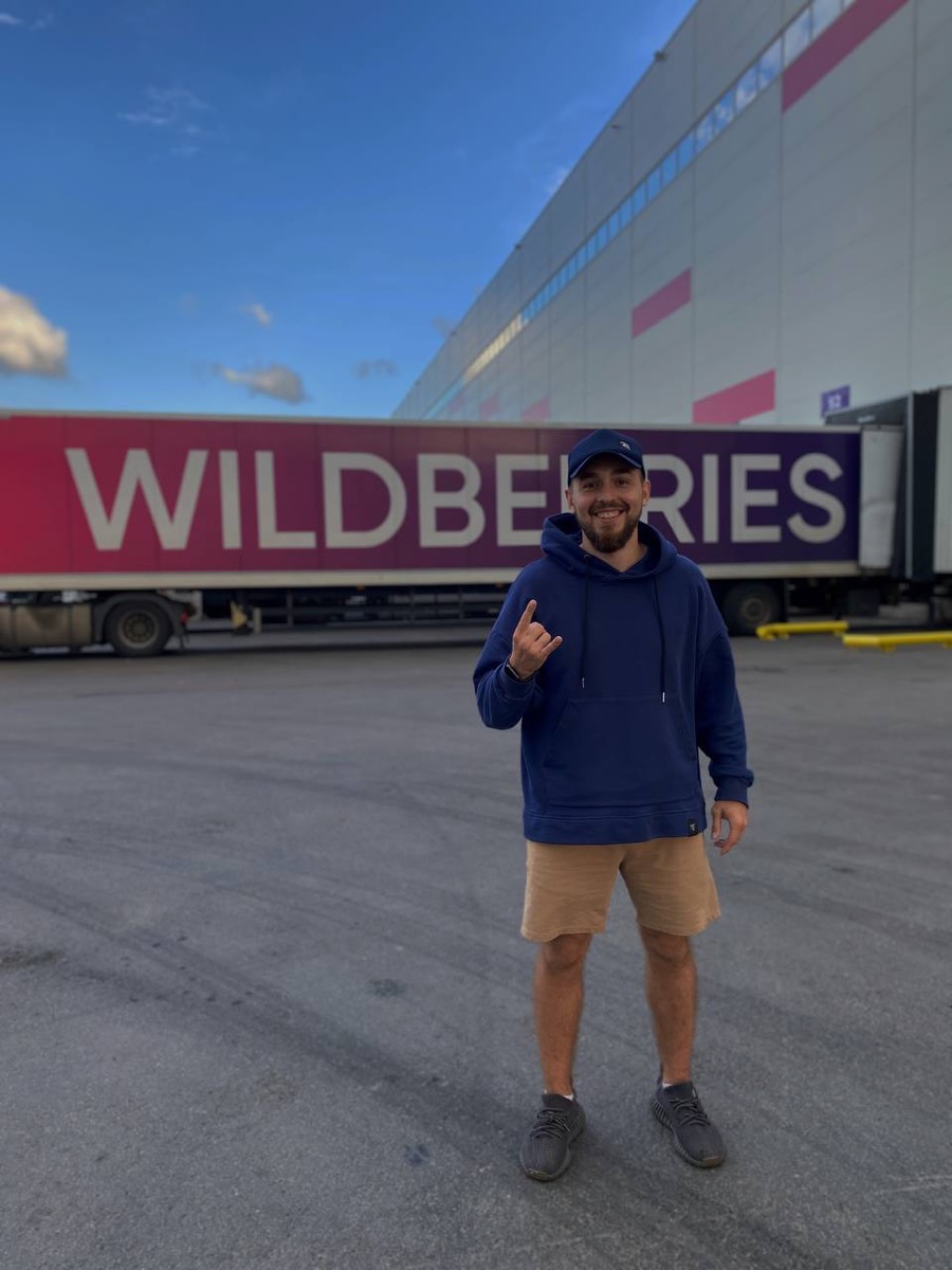 Роман Кокуркин на складе Wildberries
